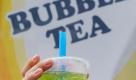 Bubble Tea hat im vergangenen Sommer viele Fans gewonnen - doch Ärzte warnen: Kleinkinder können sich an den Kügelchen im Getränk böse verschlucken. Foto: Jens Kalaene Foto: dpa