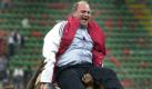 Hoch soll er leben: Uli Hoeneß wird von seinen jubelnden Spieler nach dem Sieg im Champions League-Finaleam 23. Mai 2001 emporgestemmt. In Mailand siegten die Bayern gegen den spanischen Verein FC Valencia im Elfmeterschießen. Foto: dpa