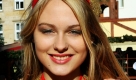 Model Julia posiert bei einer Modeschau unter dem Motto Genussvolle
Weihnachtsoutfits auf dem Weihnachtsmarkt in Magdeburg mit einer Kette aus Pralinen. Das traditionelle Weihnachtsmannkostüm ist mir einfach zu altbacken gewesen, begründet die 20-jährige Studentin für Modedesign ihre Wahl. Foto: ddp