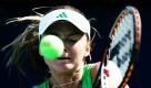 Daniela Hantuchova aus der Slowakei gibt sich am zweiten Tag der Emirates Dubai WTA-Tennismeistchaften Mühe, gegen die Russin Anna Chakvetadze zu bestehen.  Foto: dapd