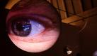Besucher einer Ausstellung in Peking begutachten die Installation Eyes des US-amerikanischen Künstlers Tony Oursler. Foto: ap