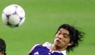 Naoki Matsuda kämpft 2001 bei einem Freundschaftsspiel um den Ballbesitz. Foto: dpa