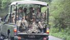 Pakistan army soldiers rush to the site of a plane crash in Islamabad, Pakistan on Wednesday, July 28, 2010. The passenger jet carrying 152 people crashed into the hills surrounding Pakistan's capital amid rain Wednesday, officials said. According to a Pakistani government official over two dozen bodies have been recovered from the site, but many more were feared dead, while several passengers have been rescued. (AP Photo/B.K.Bangash)

 Foto: ap