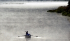 Ein Mann fischt im Morgengrauen auf dem Umpqua River bei Elkton im US-Bundesstaat Oregon. Foto: ap