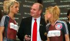 FC Bayern hautnah: Uli Hoeneß fühlt sich inmitten der Body-Painting-Models auf der Computermesse Cebit in Hannover offensichtlich ganz wohl. Foto: dpa