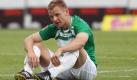 Enttäuscht sitzt der Fürther Bernd Nehrig nach dem Abpfiff auf dem Rasen. Seit Jahren spielen die Franken um den Aufstieg in die 1. Bundesliga. Doch die Mannschaft konnte sich bisher noch nie im Aufsteigsrennen durchsetzen. Foto: dpa