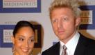 Der ehemalige Tennisspieler Boris Becker (r) posiert am Sonntag (13.02.2005) in Baden-Baden beim Roten Teppich für die Verleihung des Medienpreises mit seiner Freundin Caroline Rocher (l) für die Fotografen. Mit dem «Deutschen Medienpreis 2004» wird in Baden-Baden die US-Senatorin und einstige First Lady Hillary Clinton ausgezeichnet. Die 57-Jährige erhält die undotierte Auszeichnung für «ihre vorbildhafte Stärkung der Rolle der Frau in Politik, Gesellschaft und Medien».Der Deutsche Medienpreis wird vom Baden-Badener Unternehmen Media Control vergeben. Über die Vergabe entscheidet eine Jury deutscher Chefredakteure. Foto: dpa
