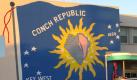 Einen politischen Hintergrund hat auch die Conch Republic in Florida - auch wenn man es ihr heute kaum noch ansieht. Als die amerikanischen Behörden 1982 Grenzkontrollen auf dem einzigen Landweg nach Key West einrichteten, erklärte sich die Stadtregierung für unabhängig. Der Bürgermeister wurde zum Premierminister und den USA wurde der Krieg erklärt. Die bedingungslose Kapitulation erfolgte jedoch gleich darauf. Der Protest hatte Erfolg:Die Kontrollstelle wurde wieder abgeschafft. Heute existiert die Muschelrepublik nur noch symbolisch. Der Unabhängigkeitstag wird aber jedes Jahr am 23. April mit einem bunten Spektakel gefeiert. Foto: conchrepublic.de