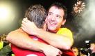 Serbiens Dejan Stankovic (rechts) umarmt nach dem Sieg über Rumänien in der WM-Qualifikation in Belgrad seinen Teamkollegen Ivica Dragutinovic. Nach ihrem souveränen Durchmarsch bei der WM-Qualifikation vor Vize-Weltmeister Frankreich wollen die Serben bei der WM auch Gruppengegner Deutschland das Fürchten lehren. Foto: dpa