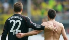 Signal Iduna Park, Dortmund: Die Münchener Torwart Hans Jörg Butt und Franck Ribery (Frankreich) gehen gemeinsam vom Platz - nach vollbrachtem 5:1 gegen die Dortmund Borussia.  Foto: ddp