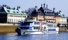 Das Salonschiff Gräfin Cosel der Sächsischen Dampfschiffahrt fährt auf der Elbe zum Saisonstart an Schloss Pillnitz vorbei. Die Sächsische Dampfschiffahrt verfügt mit neun historischen Raddampfern, die zum Teil aus dem vorletzten Jahrhundert stammen, über die älteste und grösste Raddampferflotte der Welt.  Foto: dapd
