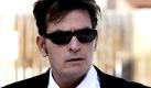 US-Star Charlie Sheen lässt sich scheiden
Vorspann: 	
Text: 	

Los Angeles (dpa) - Dritte Scheidung für Charlie Sheen (45): Der US-Schauspieler, der kürzlich mit Randale in einem New Yorker Hotel Schlagzeilen machte, hat am Montag in Los Angeles die Scheidung von Brooke Mueller eingereicht.

In den Gerichtspapieren macht Sheen «unüberbrückbare Differenzen» geltend, berichtet der Internetdienst «Tmz.com». Das Paar hatte im Mai 2008 geheiratet, im März 2009 kamen die Zwillinge Bob und Max zur Welt.

Nach früherer Absprache will sich das Paar das Sorgerecht für die Kinder teilen. Die Söhne sollen hauptsächlich bei der Mutter wohnen, vom Vater aber regelmäßig Besuch erhalten. Mueller soll monatlich 55 000 Dollar Unterhalt für die Kinder bekommen. Sheen behält das Familienhaus, Mueller wird mit über einer Million Dollar abgefunden, heißt es.

Als Trennungszeitpunkt gibt Sheen Weihnachten 2009 an. Damals hatte Mueller in Aspen (US-Staat Colorado) die Polizei gerufen, weil ihr Mann sie bei einem Streit mit einem Messer bedrohte. Der Schauspieler («Platoon», «Wall Street») kam daraufhin einige Stunden in Haft. Das Paar lebt seither getrennt. Anfang August bekannte sich Sheen wegen häuslicher Gewalt schuldig. Im Gegenzug für sein Geständnis kam er um eine Haftstrafe herum, wurde aber für einen Monat in eine Entzugsklinik geschickt.

Sheen ist fünffacher Vater. Er hat eine erwachsene Tochter, Cassandra, aus einer früheren Beziehung, sowie Sam (6) und Lola (5) aus seiner 2006 geschiedenen Ehe mit der Kollegin Denise Richards. Mitte der 1990er Jahre war er kurz mit Donna Peele verheiratet.
Ressort: 	Vermischtes
Schlagworte: 	Film/Leute/USA/ Foto: dpa