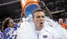 So gehts zu im College-Football: Floridas Trainer Urban Meyer bekommt nache dem 55:24-Sieg über Cincinnati in New Orleans eine kalte Dusche. Foto: ap