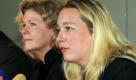Wagner-Schwestern:Sie sind Halbschwestern und Urenkelinnen des Komponisten Richard Wagner: Eva Wagner-Pasquier (links, 64) und Katharina Wagner (31) haben im vergangenen Jahr die Leitung der berühmten Bayreuther Festspiele übernommen - nach jahrelangem, teils dramatischem, teils groteskem Ringen um die Nachfolge von Papa Wolfgang. Das könnte Stoff für eine Oper sein. Foto: dpa