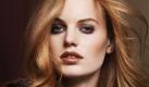 Aubergine-farbener Lidschatten und ein Lippenstift in Bronze - so strahlen blaue Augen und rotblondes Haar in Harmonie mit den perfekten Trendfarben. Foto: La Biosthetique