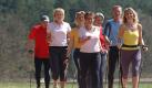 In der Gruppe macht Nordic Walking mehr Spaß: Die Mitsportler motivieren, außerdem wirken fest verabredete Zeiten disziplinierend. Foto: Techniker Krankenkasse Foto: dpa