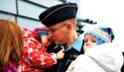 Kapitänleutnant Kai Röckel fällt der Abschied von seiner Frau Kristina, Tochter Katharina und Sohn Simon (rechts) an Deck der Fregatte Lübeck im Marinestützpunkt Wilhelmshaven schwer. Papa Kai wird an der Standing Nato Maritime Group 1 (SNMG 1) teilnehmen und mit seinen Kameraden zunächst die südspanische Hafenstadt Cadiz anlaufen, um sich dort dem Schiffsverband anzuschließen.  Foto: dpa