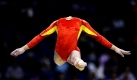 Deng Linlin aus China bei ihrer Übung am Balken in der Qualifikationsrunde der Turn-WM in London. Foto: ap