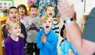 Sichtlich begeistert nehmen Kinder in der städtischen Kindertagesstätte Atter in Osnabrück an einem Bewegungsspiel teil. Das Forschungsprojekt Bewegte Sprache - Sprachförderung durch Bewegung des Niedersächsischen Instituts für frühkindliche Bildung und Entwicklung findet dort seit Jahresbeginn statt.  Foto: dpa