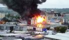 Eine schwarze Rauchwolke steht am Donnerstag (16. Juni 2011) während eines Großbrands in einer Produktionshalle des Bitumen-Herstellers Vedag in Bamberg (Oberfranken) über dem Brandherd. Über 300 Feuerwehrleute waren stundenlang im Einsatz. Über die Schadenshöhe konnte die Polizei noch keine genauen Angaben machen. Verletzt wurde niemand. Foto: dpa