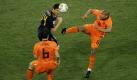Das WM-Finale hielt zu Beginn nicht das, was es versprach. Die Partie wurde vor allem in der ersten Halbzeit überhart geführt. Nigel de Jong (r.) hätte für diesen Kung-Fu-Tritt Rot sehen müssen. Schiri Howard Webb beließ es bei Gelb. Foto: ap