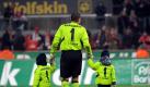 Kölns Torhüter Faryd Mondragon läuft mit seinen beiden Kindern an der Hand nach Spielende über den Platz. Die Partie gegen Frankfurt war sein letztes Bundesligaspiel für die Domstädter. Foto: Federico Gambarini. Foto: dpa