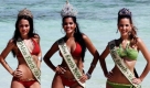 Die frisch gebackenen Preisträgerinnen Alejandra Pedrajas aus Spanien (Miss Earth-Fire), Sandra Seifert von den Philippinen (Miss Earth-Air), Miss Earth 2009 Larissa Ramos und Jessica Barboza aus Venezuela (Miss Earth-Water, von links) posieren bei einem Fototermin am Strand von Boracay Island in Aklan. Foto: dpa