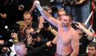 So sehen Sieger aus: Vitali Klitschko ließ sich nach seiner Titelverteidigung feiern. Foto: dpa