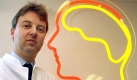 Der Bonner Gehirnforscher Oliver Brüstle steht neben dem Eingangsschild der Klinik für Epileptologie der Universität Bonn (Archivfoto vom 31.01.2002). Brüstle hatte die Diskussion um die Forschung an menschlichen, embryonalen Stammzellen ausgelöst und vor einem Jahr, am 20.12.2002, als erster eine Import-Erlaubnis erhalten. Foto: Martin Athenstädt dpa (Zu dpa-Korr 'Hoffnung der Medizin oder ethisches Tabu: ein Jahr Stammzellen-Import' vom 15.12.2003) Foto: dpa
