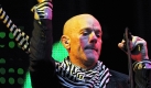 Unglaublich, aber wahr: Als sich die Rockband R.E.M. Anfang der 1980er Jahre gründete, hatte Frontmann Michael Stipe noch lange Haare. Mittlerweile ist der kahle Kopf des Sängers ebenso markant wie seine Stimme. Foto: ddp