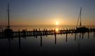 Segelboote liegen bei Sonnenaufgang am Ufer des Starnberger Sees in der Nähe der Ortschaft Seeshaupt in Bayern. Foto: ap
