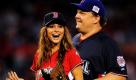 Beim All Star Legends Promi Softball-Turnier im kalifornischen Anaheim macht Schauspielerin Maria Menounos als Pitcherin eine ziemlich gute Figur. Kollege Andy Richter ist darüber auch begeistert. Foto: ap