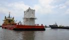 A boat moves the Polution Containment Dome and loads it onto a boat at Martin Terminal work site in Port Fourchon, Louisiana, USA, 05 May 2010. BP (British Petroleum) plans to use the Polution Containment Dome to help contain the leak at the bottom of the ocean floor caused by the Deepwater Horizon well exploded on 20 April leaving oil escaping into the water. EPA/LARRY W. SMITH +++(c) dpa - Bildfunk+++  Foto: dpa