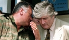 ARCHIV - Der politische Führer der bosnischen Serben im Bürgerkrieg (1992 - 1995) Radovan Karadzic (r) und sein Militärchef Ratko Mladic bei einem gemeinsamen Auftritt in Pale (Archivfoto vom 05.08.1993). Nach mehr als einem Jahrzehnt auf der Flucht ist der bosnische Serbenführer Radovan Karadzic am Montag (21.07.2008) in Belgrad verhaftet worden. Dies teilte der serbische Nationale Sicherheitsrat mit. Der 63-Jährige, dem vom UN-Kriegsverbrechertribunal «Völkermord und Verbrechen gegen die Menschlichkeit» vorgeworfen wird, sei bereits am frühen Dienstagmorgen erstmals befragt worden, berichtete die serbische Staatsanwaltschaft für Kriegsverbrechen. Mladic wurde unmittelbar nach dem Massaker von Srebrenica im Juli 1995 mit Karadzic angeklagt und ist seit Jahren untergetaucht. Foto: epa +++(c) dpa - Bildfunk+++ Foto: dpa