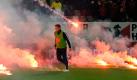 Nordrhein-Westfalen/ Fussball, Saison 2011/12, 1. Bundesliga / 2. Bundesliga, Relegation, Rueckspiel, Fortuna Duesseldorf - Hertha BSC, Dienstag (15.05.12), Esprit Arena, Duesseldorf: Berlins Ersatzspieler Christian Lell entfernt brennende Fackeln vom Spielfeld. +++ Achtung Bildredaktionen: Die Verwendung der Bilder fuer die gedruckten Ausgaben der Zeitungen und andere Print-Medien ist ohne Einschraenkungen moeglich. Die DFL erlaubt ausserdem die Publikation und Weiterverwertung von maximal sechs Bildern pro Spiel im Internet. Eine Weiterverwertung im IPTV, Mobilfunk und durch sonstige neue Technologien ist erst 2 Stunden nach Spielende der jeweiligen Wettbewerbsspiele der Bundesliga und 2. Bundesliga erlaubt!
Foto: Sascha Schuermann/dapd Foto: dapd