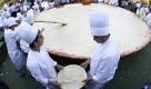Lebanese chefs prepare a massive bowl of hummus, weighing 22,046 pounds or 10,452 kilograms the size of Lebanon in square kilometers, during a bid to break a record previously held by Israel and reclaim ownership over the popular Middle Eastern dish, in Fanar, east of Beirut, Lebanon, Saturday May 8, 2010. Some 300 Lebanese chefs prepared the huge hummus plate and doubled the record achieved by cooks in an Arab town near Jerusalem in January that weighed around four metric tons and broke a previous record held by Lebanon. A Guinness World Records adjudicator confirmed that Lebanon now holds the record. (AP Photo/Hussein Malla) Foto: ap