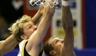 Jan Hendrik Jagla (l.) ist mit den Fingerspitzen vor Russlands Sergej Monya am Ball. Foto: dpa