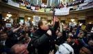 Gewerkschaftsführer James Hoffa feuert die Menge im Capitol in Madison an. Hunderte Demonstranten haben den Parlamentssitz von Wisconsin besetzt. Foto: dapd