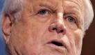 ARCHIV - Der schwer krebskranke US-Senator Edward Kennedy (Archivfoto vom 09.01.2007) stirbt am 25.08.2009 im Alter von 77 Jahren. Der letzte der Kennedy-Brüder galt nach der Ermordung von Präsident John F. Kennedy und Senator Robert Kennedy als Oberhaupt des Familien-Clans. Seit 1962 saß er für die Demokraten im US-Senat und stritt für soziale Gerechtigkeit. Ende der 60er Jahre galt er als aussichtsreicher Kandidat für das Präsidentenamt. Seine Ambitionen wurden aber durch einen von ihm verursachten Autounfall gedämpft, bei dem seine Beifahrerin ertrank. Kennedy wird am 29. August auf dem Nationalfriedhof in Arlington (Virginia) beigesetzt. EPA/MATTHEW CAVANAUGH (zu dpa-Paket Jahreswechsel 'Die Toten des Jahres 2009') +++(c) dpa - Bildfunk+++
 Foto: dpa