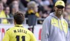 GEWINNER: Jürgen Klopps breites Grinsen sagt alles. Der Dortmunder Coach (rechts) hat sein Team aus dem Tief zu Saisonbeginn herausgeführt. Am Samstag gegen Wolfsburg gelang dem Deutschen Meister wie auch schon gegen Köln ein 5:1. Einer der besten Dortmunder war Doppeltorschütze Mario Götze, der am Mittwoch wegen eines möglichen Transfers für Wirbel gesorgt hatte. Foto: dapd