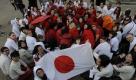 Teilnehmer eines Flashmobs formieren sich in Berlin vor dem Fernsehturm in den Farben der japanischen Nationalflagge. Sie wollen so ihrer Solidarität mit Japan Ausdruck verleihen. Foto: dapd