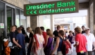 Im zweiten Quartal 2010 soll die Integration der Filialen abgeschlossen sein. Von den insgesamt 1500 Filialen beider Bankhäuser werden 300 geschlossen. Bis dahin wird auch der Name Dresdner Bank endgültig zu Grabe getragen. Das fusionierte Bankhaus wird weiter unter dem Namen Commerzbank firmieren. Foto: dpa