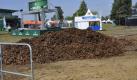 Die Bierstände sind natürlich auch schon da. Nur noch keine Festivalbesucher. Die durften erst am Freitag anreisen, weil der Zeltplatz unter Wasser stand. Foto: news.de
