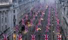 The Union Flags are hung along Regent Street in London in celebration of the forthcoming royal wedding between Prince William and Kate Middleton Tuesday, April 19, 2011.(AP Photo/PA, Carl Court) UNITED KINGDOM OUT, NO SALES, NO ARCHIVE 


Verschärfte Sicherheitsmaßnahmen vor königlicher Hochzeit - Scotland Yard beginnt mit Überwachung der Paraderoute in London
Vorspann: 	
Text: 	

London (dapd). Die britische Polizei hat am Dienstag mit der verschärften Überwachung von Straßen und Plätzen zwischen Buckingham Palast und Westminster Abbey begonnen. Spezialisten durchkämmten das Gebiet auf der Suche nach versteckten Sprengsätzen. Grund ist die Hochzeit von Prinz William und Catherine Middleton am Freitag kommender Woche.

Vor allem Laternenmasten, Gullys, Ampeln und andere mögliche Verstecke für Bomben wurden untersucht, sagte Ian Fairman von Scotland Yard, der die Aktion koordiniert. Die Überwachung werde bis zur Hochzeit am 29. April fortgesetzt, Polizisten seien überdies geschult worden, nach verdächtigen Gegenständen Ausschau zu halten.

Die Hochzeit des ältesten Sohnes von Prinz Charles ist eines der größten öffentlichen Ereignisse in Großbritannien seit langem. Neben der königlichen Familie und zahllosen Prominenten werden allein rund 50 gekrönte und ungekrönte Staatsoberhäupter zu den Feierlichkeiten erwartet. Dies stellt für die Behörden eine besondere Herausforderung bei der Verhinderung eines Anschlags dar, zumal die Paraderoute bereits seit langem feststeht.

dapd/731g,uz/kd

© 2011 The Associated Press. Alle Rechte Vorbehalten - All Rights Reserved
Ressort: 	Vermischtes
Schlagworte: 	Hochzeit/Monarchie/Leute/Britannien Foto: dapd