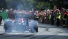 Der Rennfahrer Sebastian Vettel fährt am Sonntag (18.07.2010)
mit seinem Formel-1-Rennwagen durch Heppenheim. Bei seinem 'Home
Run' drehte der 23-Jährige auf der zur Rennstrecke umfunktionierten
Bundesstraße 3 eine Runde. Foto: dpa