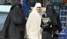 Moderate Muslime finden, Frauen sollten an Unis keinen Gesichtsschleier tragen. 

Egyptian students wearing the face-covering veil, known as the niqab, walks with another wearing Khemar in Cairo, Egypt, Thursday, Oct.8, 2009.  Egypt's top Islamic cleric has barred students from wearing face veils in classrooms and dormitories of Sunni Islam's premier institute of learning, al-Azhar.  The decision announced Thursday by Sheik of al-Azhar Mohammed Sayyed Tantawi appears to be part of a government campaign to crack down on overt manifestations of ultraconservative Islam in Egypt. (AP Photo/Amr Nabil) Foto: ap