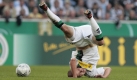 Am Ende war Gastgeber Gladbach am Boden, hier Michael Bradley: Kristoffer Andersen traf in der Nachspielzeit für den MSV Duisburg, dann war das Spiel zu Ende. Bitter für den Bundesligisten Borussia gegen den Nachbarn aus der zweiten Liga. Foto: dpa