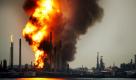 Flammendes Inferno: Noch immer brennt eine der größten Ölraffinerien der Firma Shell in Singapur. Das Feuer brach am Mittwochabend aus, auch heute morgen waren noch Flammen zu sehen. Laut Shell sei das Feuer unter Kontrolle und niemand verletzt. Die Raffinerie liegt auf einer kleinen Insel rund fünf Kilometer südwestlich des asiatischen Stadtstaats. Es bestünde keine Gefahr für die Umwelt, teilte Shell mit. Foto: dapd