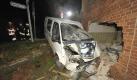 Ein zerstoerter Lieferwagen steht am Mittwochabend (02.12.09) auf der Bennigser Strasse in Huepede, einem Ortsteil der Gemeinde Pattensen, nach einem Unfall an einem Wohnhaus. Nach ersten Angaben der Feuerwehr hatte der 29-Jaehrige in einer Linkskurve direkt vor einem Gruendstueckszaun die Kontrolle ueber den Lieferwagen verloren. Der Wagen durchbrach einen Holzzaun, fiel einen Meter tief und bohrte sich mit hoher Geschwindigkeit in die Badezimmerwand eines Wohnhauses, dessen Bewohner gerade einen Raum weiter beim Fernsehen sassen. Der Lieferwagen stellte sich danach komplett auf die Motorhaube, drehte sich nach links und kam am Wohnhaus zum Stehen. Der Mann wurde nach ersten Angaben schwer verletzt, die Bewohner blieben unverletzt. Das Haus ist nach Angaben der Feuerwehr moeglicherweise einsturzgefaehrdet. Ein Feuerwehrsprecher berichtete, der Unfallfahrer habe angegeben, dass ihm ein Lastwagen auf seiner Spur entgegengekommen sei. Foto: Stefan Simonsen/ ddp Foto: ddp