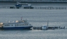 Airline passengers wait to board a ferry on the wings of a US Airways Airbus 320 jetliner that safely ditched in the frigid waters of the Hudson River in New York, Thursday Jan. 15, 2009 after a flock of birds knocked out both its engines. All 155 people on board survived. (AP Photo/Steven Day) Foto: ap